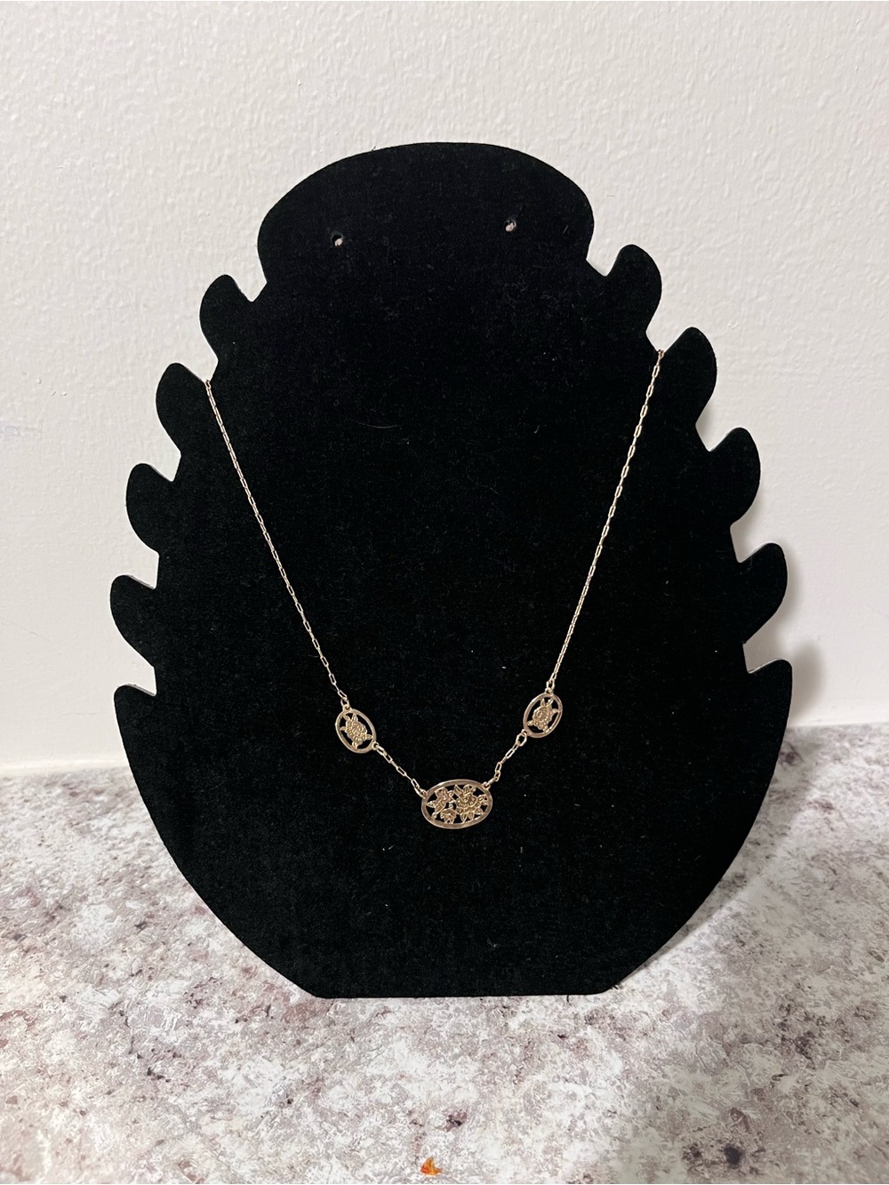 Vintage AVON Gold Tone Cut Out Flowers Floral Pendant Necklace